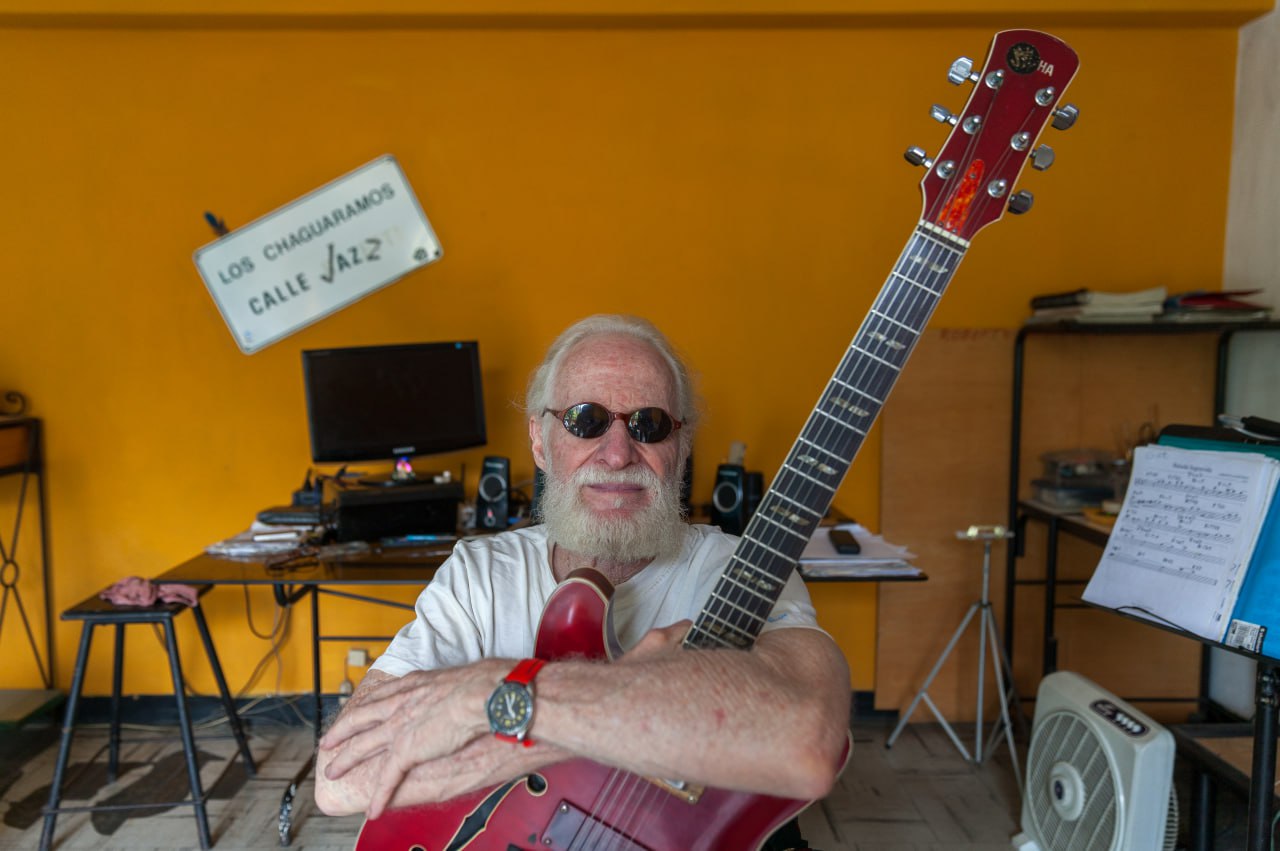 Roberto Martínez, de la batería a la guitarra y del rock al jazz